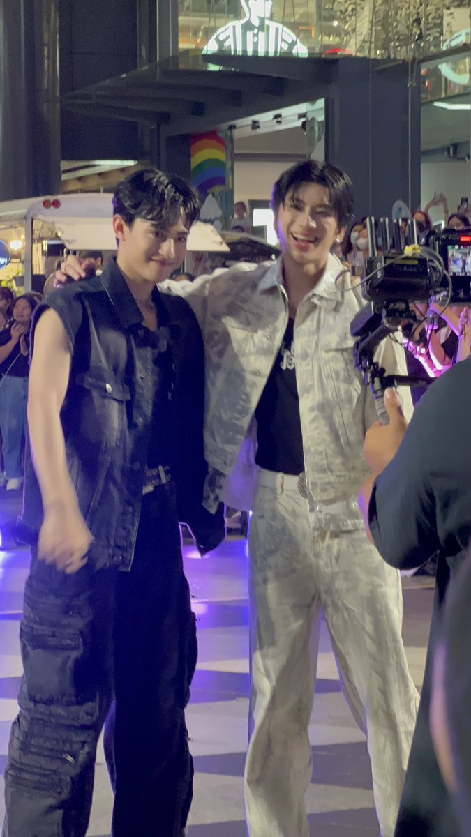 mellowbb1a's tweet photo. น่ารักแบบมากๆๆๆๆ กอไก่ล้านตัววว

#aplanartistRoadshow
@barcodetin #barcodetin
@TytanT #TYTAN https://t.co/G2jlpEaleP