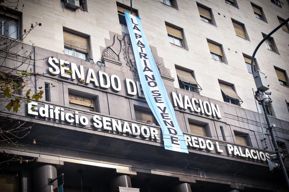 MegafonPM's tweet photo. Nuestros recursos no pueden ser utilizados como moneda de cambio por el gobierno de Javier Milei para que el capital financiero internacional haga sus negocios a costa del hambre del Pueblo argentino. https://t.co/eHilIyy0CV
