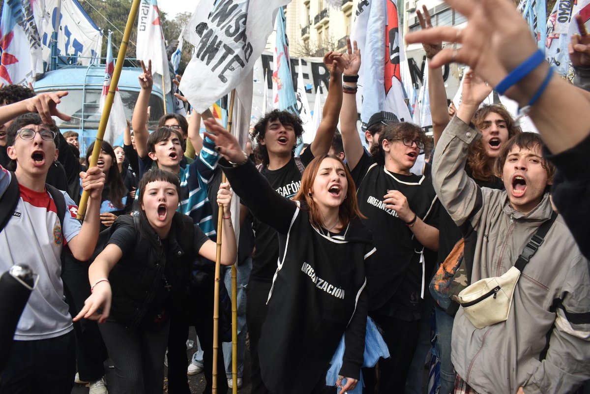 MegafonPM's tweet photo. La soberanía política, la independencia económica y la justicia social son banderas que levantamos quienes queremos volver a construir la Argentina potencia y no vamos a bajarlas aunque así lo quieran algunos cipayos. Ya lo dijo Perón, la fuerza es el derecho de las bestias. https://t.co/qy668QW7At