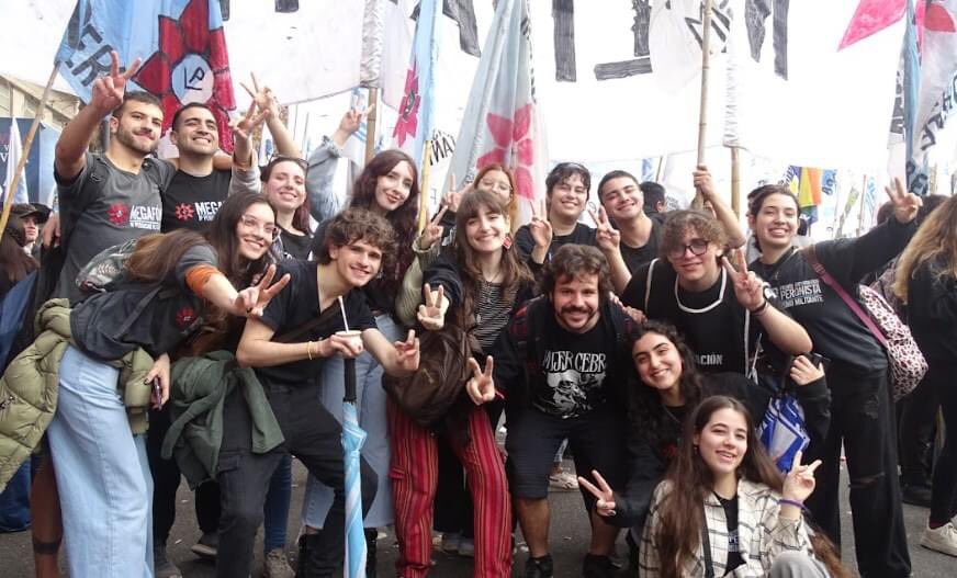 MegafonPM's tweet photo. La soberanía política, la independencia económica y la justicia social son banderas que levantamos quienes queremos volver a construir la Argentina potencia y no vamos a bajarlas aunque así lo quieran algunos cipayos. Ya lo dijo Perón, la fuerza es el derecho de las bestias. https://t.co/qy668QW7At