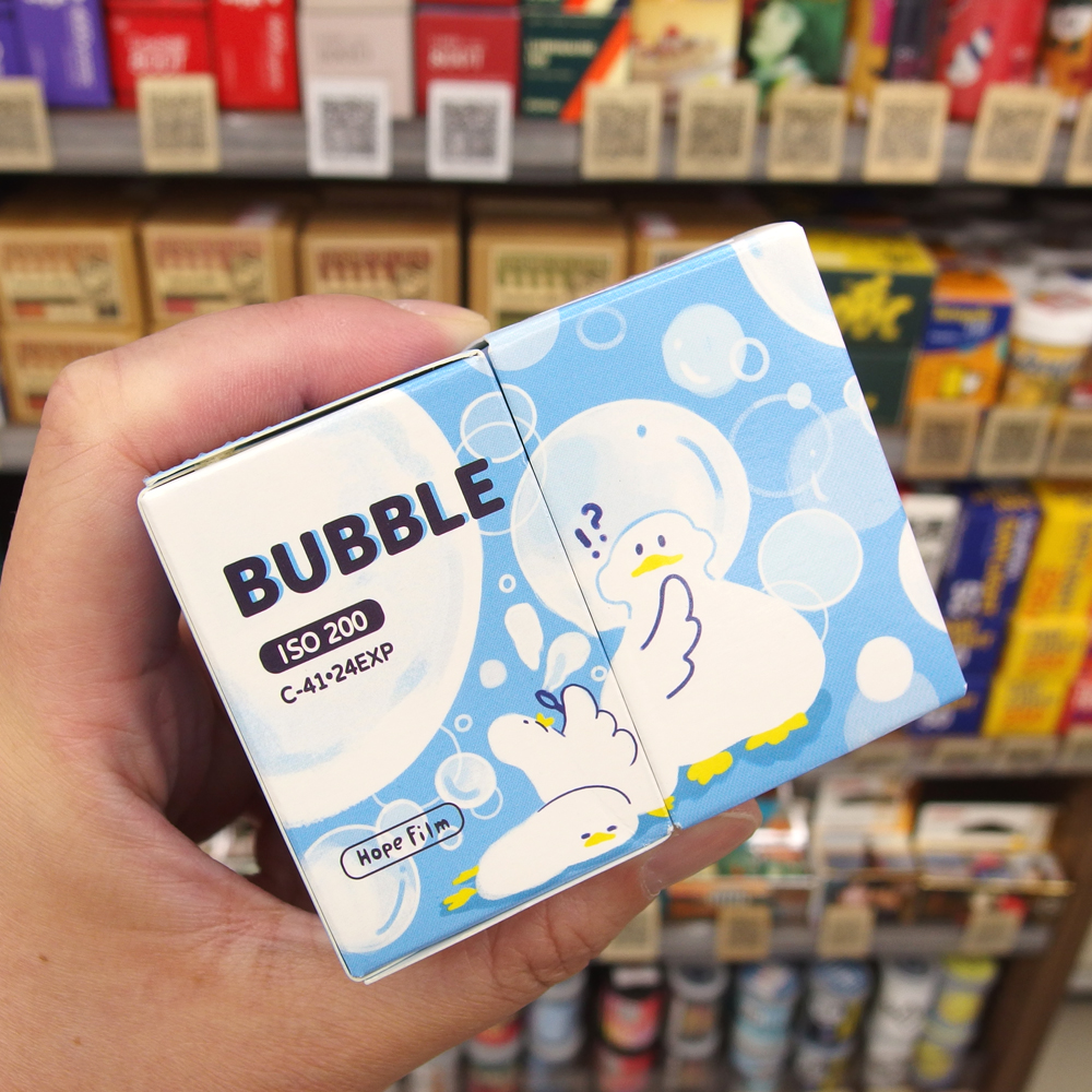 champcamera's tweet photo. #BUBBLE200☆ by #たまプラーザ 店
Hope Filmの「BUBBLE 200」は台湾からやってきました!
パッケージがかわいいだけでなく写りも幻想的な雰囲気が楽しめますヾ(*´∀`)ノ
#ISO200 #SNAPPP #フィルム #たまプラ #田園都市線
https://t.co/LhXxxqi3Yd https://t.co/hrBLf8lH3B
