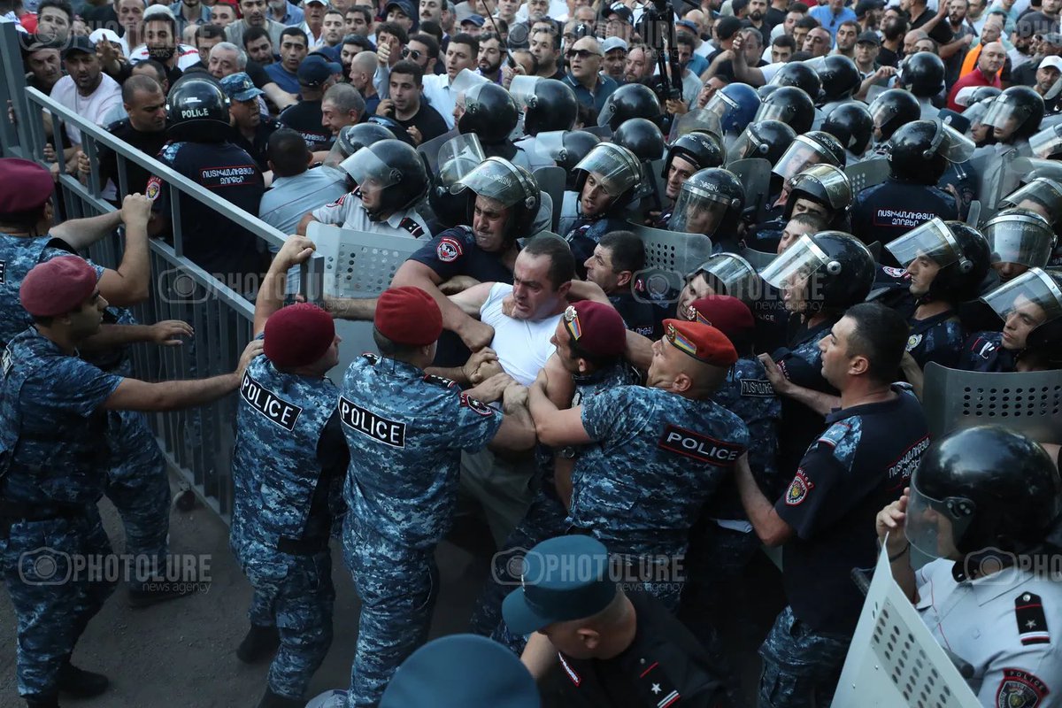 algalitsky's tweet photo. @SubnationalDip @zsinanyan While you were meeting with this disgrace — who is only remembered in Glendale for his vulgar racist, sexist, homophobic online tirade — Pashinyan’s police were violently suppressing protesters and assaulting journalists. https://t.co/NK13hDXqAP