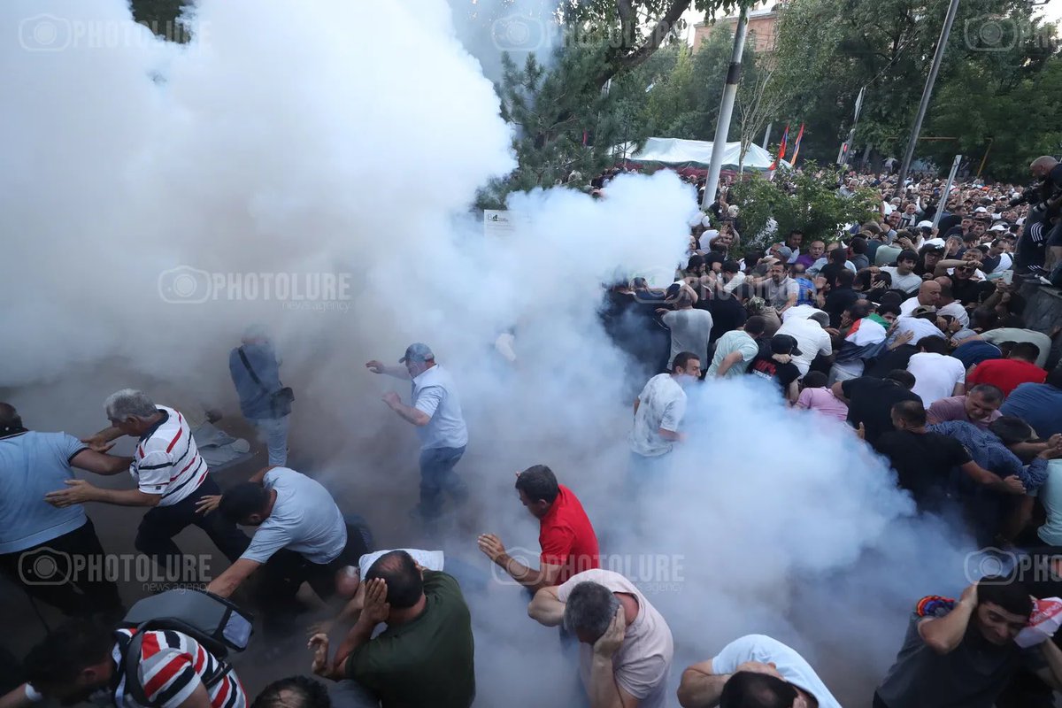 algalitsky's tweet photo. @SubnationalDip @zsinanyan While you were meeting with this disgrace — who is only remembered in Glendale for his vulgar racist, sexist, homophobic online tirade — Pashinyan’s police were violently suppressing protesters and assaulting journalists. https://t.co/NK13hDXqAP