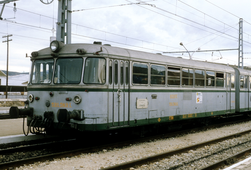 ftdagashi's tweet photo. 1980年代ユーラシア横断（93）スペイン12　アンダルシア地方を走るローカル列車、そしてその車内と車窓。車体には1982サッカーW杯のステッカーが！ たまたま車窓から撮った駅は、ネットのおかげでトコン・イ・モンテフリオ駅と判明。でも、近年廃駅になったようです。#tocon #montefrio 1981年12月 https://t.co/7kjJ75H6fN