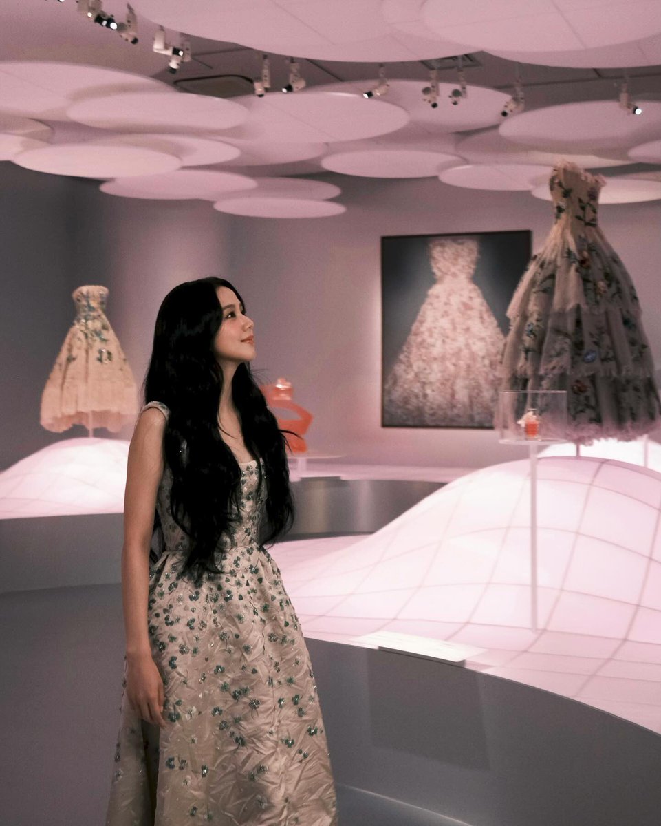 ForeverKimJisoo's tweet photo. 130624 [ Instagram ] @.sooyaaa__

"@.Diorbeauty in Tokyo 🌷
#missdior #missdiorexhibition"

#JISOOxMissDior #지수 #FLOWER #AllEyesOnMe
@officialBLISSOO https://t.co/CeZaVgRQeu