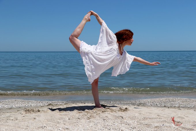 It's beach bunny time! If we could meet at any beach anywhere in the world, where would we go? 😘🍸🐇 https://t