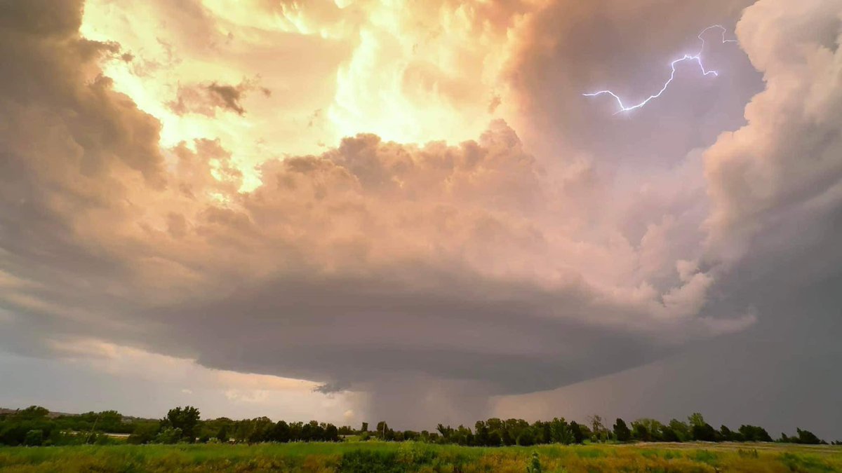 spann's tweet photo. Lavista NE this evening… photo from Wesley Stephenson https://t.co/fUttLs7KfM