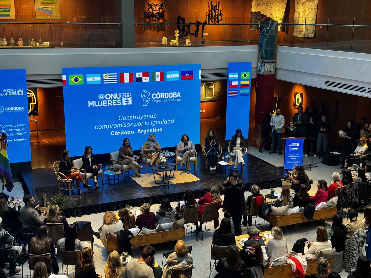 maycascarita's tweet photo. No hace ni un mes de esta foto de @alevigo con integrantes de ONU Mujeres en Córdoba. Hoy votó una ley que profundiza la precarización laboral de las mujeres y le otorga facultades extraordinarias a un sujeto que le declaró la guerra a las mujeres. Feminismo de masitas de té. https://t.co/Gpe65OK1vz