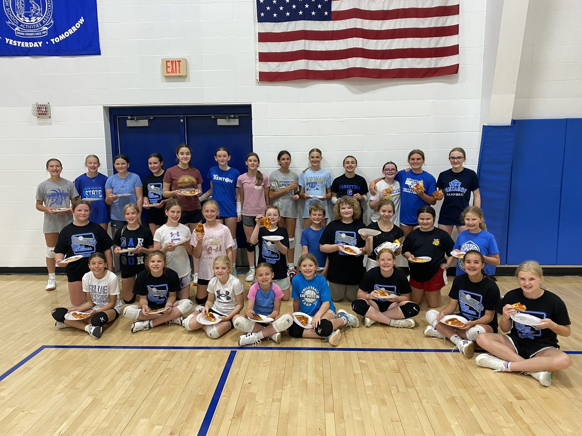 BlueDragonVB's tweet image. Youth camp = success ✔️

Nothing beats learning volleyball skills with your friends from cool high school players (the donuts and pizza make it better, too).