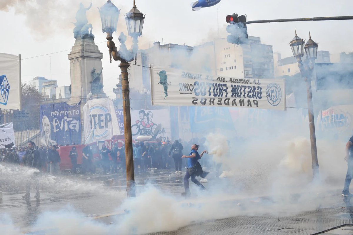 blancopabloda's tweet photo. La senadora @EugeniaDureTDF vive del lado de los tira piedras. Jamás estaré del lado de los que impulsan la violencia y luego se victimizan. No es casualidad que las piedras y las bombas molotov aparezcan cuando el kirchnerismo está afuera del poder. https://t.co/tcKJOaiNqN