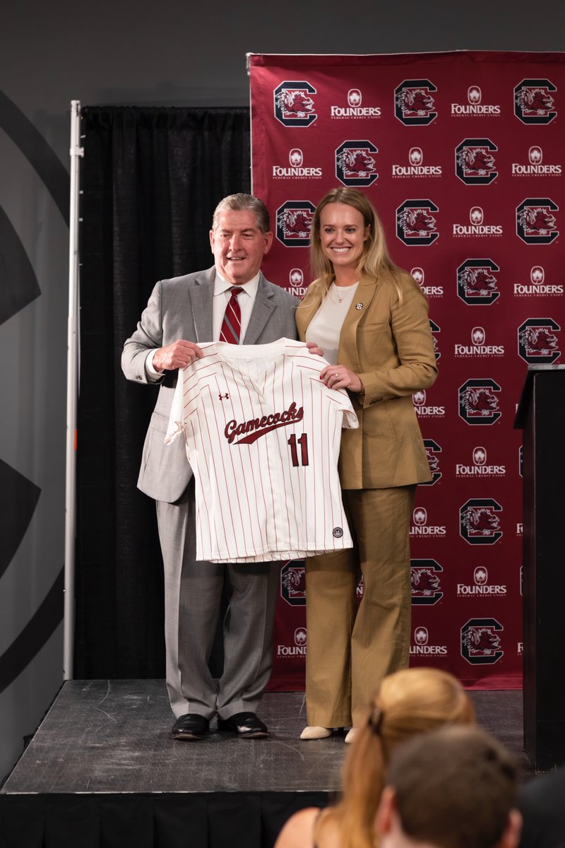 GamecockSoftbll's tweet photo. Introducing... 𝗛𝗲𝗮𝗱 𝗖𝗼𝗮𝗰𝗵 @ashleychastain 

Watch the full press conference ⬇️
https://t.co/3qHm9XyNty https://t.co/w9Jwf2UjME