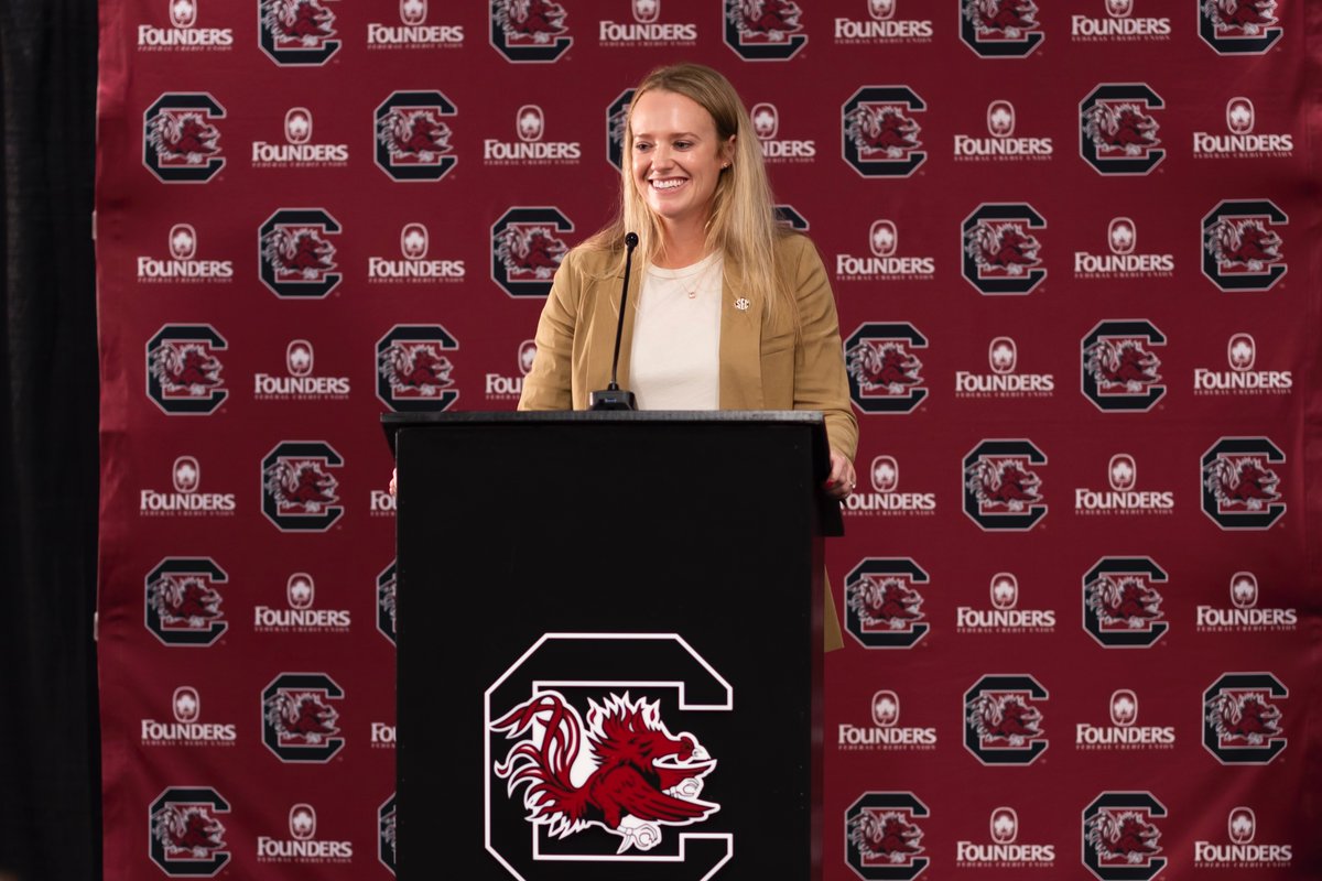 GamecockSoftbll's tweet photo. Introducing... 𝗛𝗲𝗮𝗱 𝗖𝗼𝗮𝗰𝗵 @ashleychastain 

Watch the full press conference ⬇️
https://t.co/3qHm9XyNty https://t.co/w9Jwf2UjME