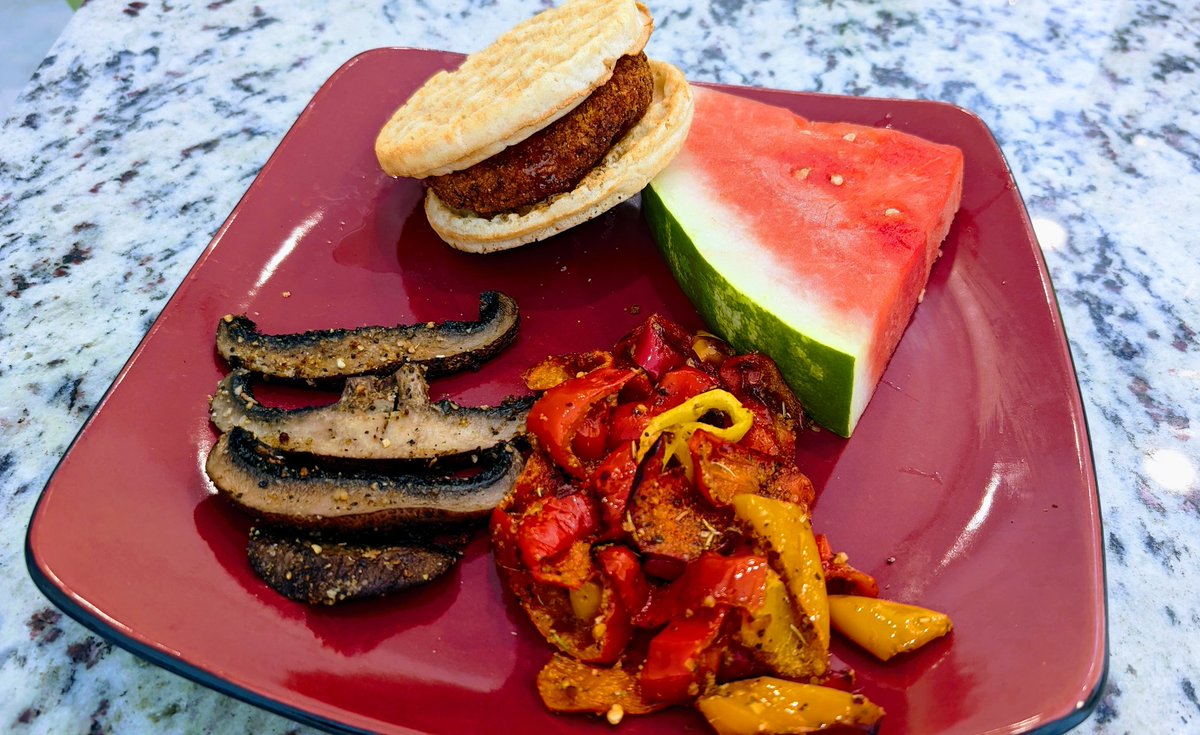 illhousecomedy's tweet image. Made a 🌶️ chicken and waffle  🤤 sandwich with mushrooms peppers and watermelon #ChickenAndWaffles