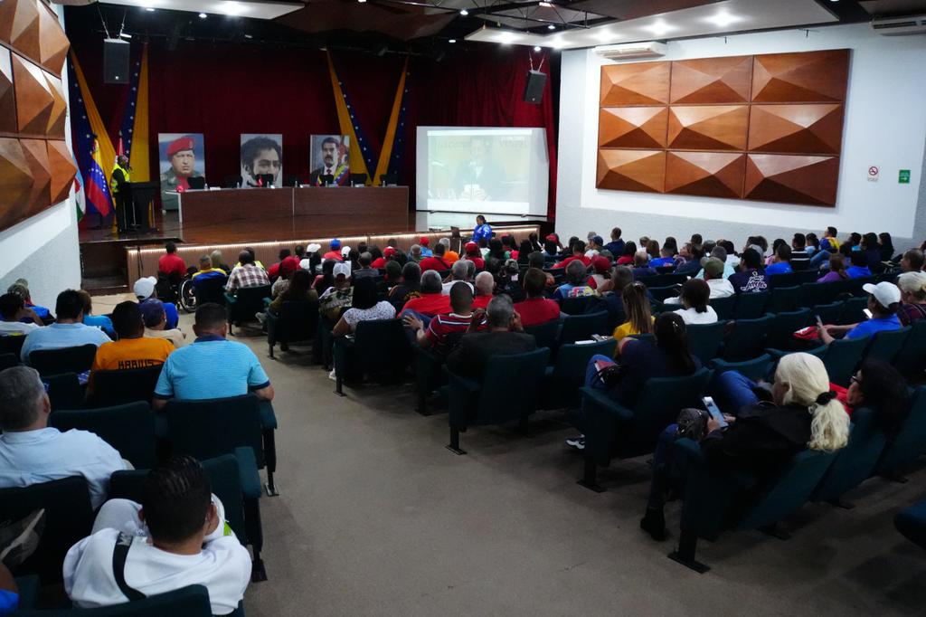 ZODIBARINAS_32's tweet photo. Hoy #12Junio|| Se llevó a cabo Reunión de coordinación con la participación del Estado Mayor del #1x10delbuengobierno, en las instalaciones  del Teatro "Eladio Tarife" PDVSA División  Boyaca del Municipio Barinas. https://t.co/pAUG60NkxA
