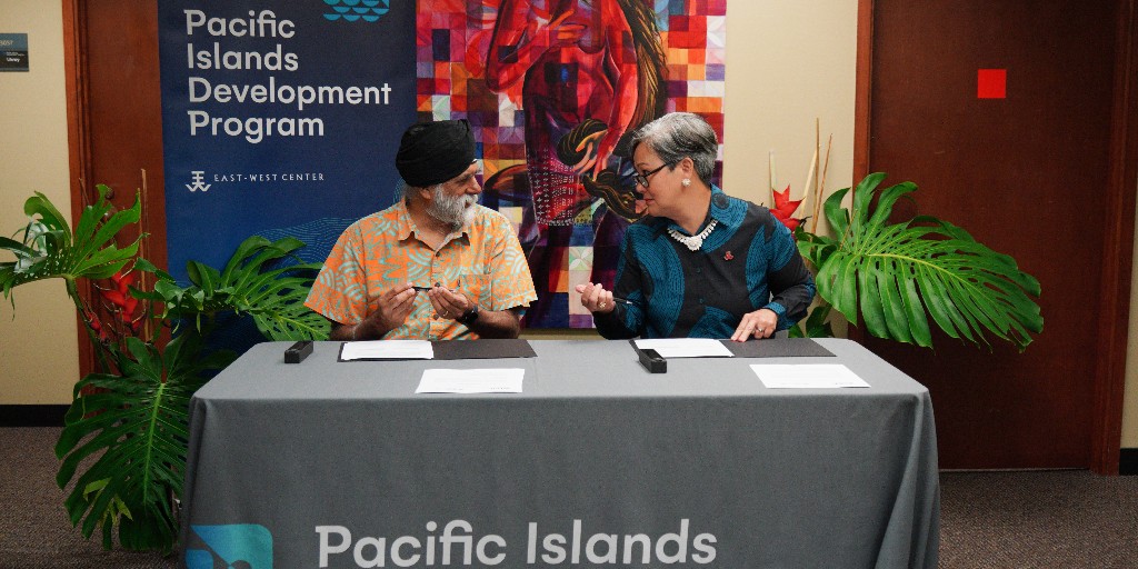 PIDP_EWC's tweet photo. We are pleased to announce that @EastWestCenter Pres. @LumVares and @UniSouthPacific (USP) Vice-Chancellor and Pres. @pal_vcp signed a MOU to solidify joint research, exchange, and leadership programs. 

About our role in the region: https://t.co/cqZZij0894

#PIDPInTheRegion https://t.co/pceAObUV96