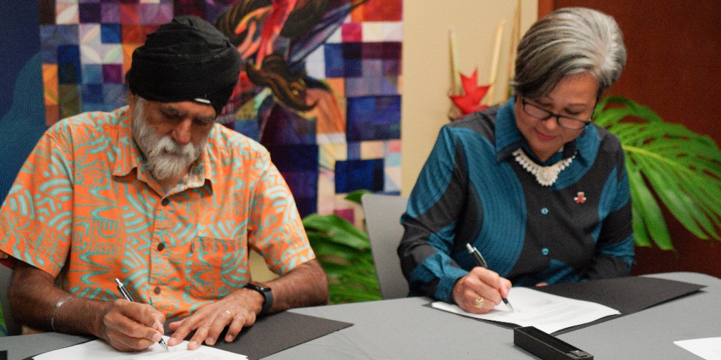 PIDP_EWC's tweet photo. We are pleased to announce that @EastWestCenter Pres. @LumVares and @UniSouthPacific (USP) Vice-Chancellor and Pres. @pal_vcp signed a MOU to solidify joint research, exchange, and leadership programs. 

About our role in the region: https://t.co/cqZZij0894

#PIDPInTheRegion https://t.co/pceAObUV96