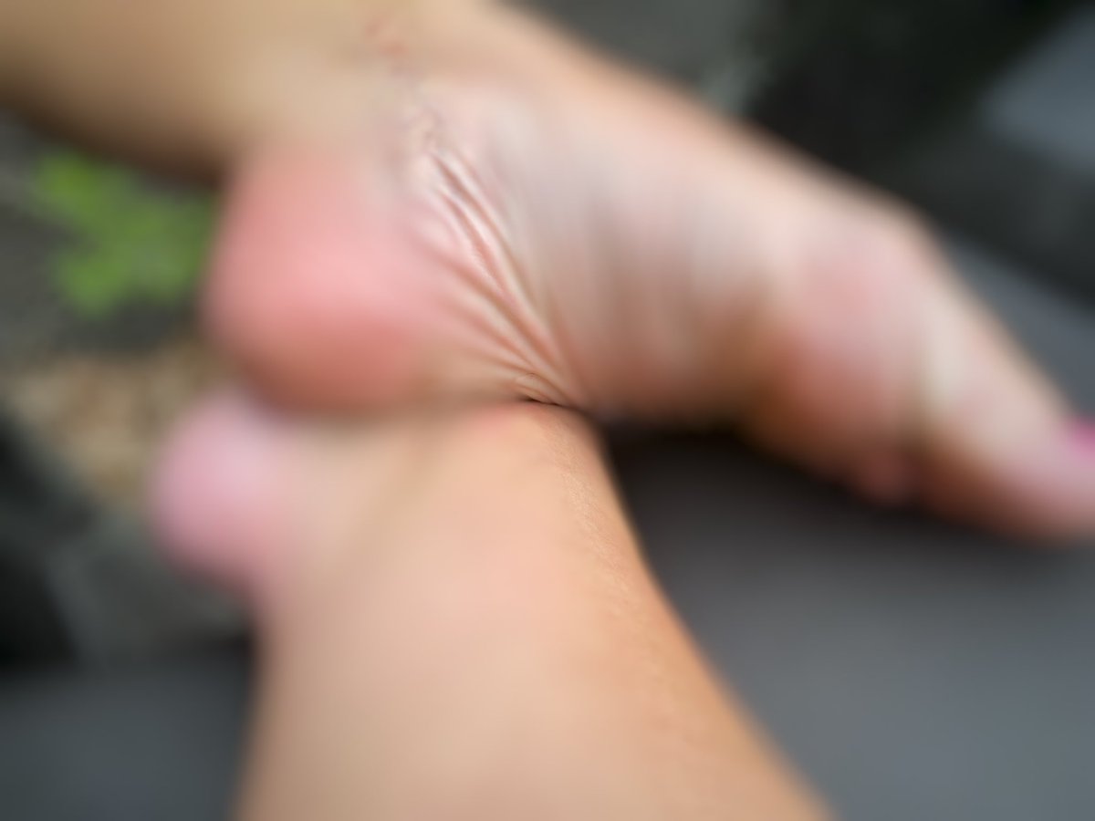 Lindasmith67504's tweet photo. Cash app for the unblurred pictures #Feet #fetish #findom #payme https://t.co/lfYlj38SeU