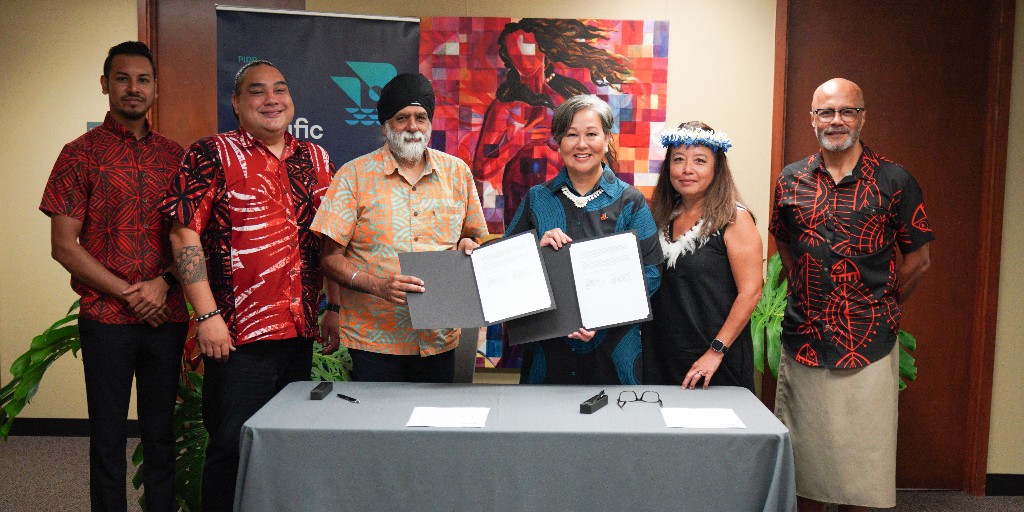 PIDP_EWC's tweet photo. We are pleased to announce that @EastWestCenter Pres. @LumVares and @UniSouthPacific (USP) Vice-Chancellor and Pres. @pal_vcp signed a MOU to solidify joint research, exchange, and leadership programs. 

About our role in the region: https://t.co/cqZZij0894

#PIDPInTheRegion https://t.co/pceAObUV96