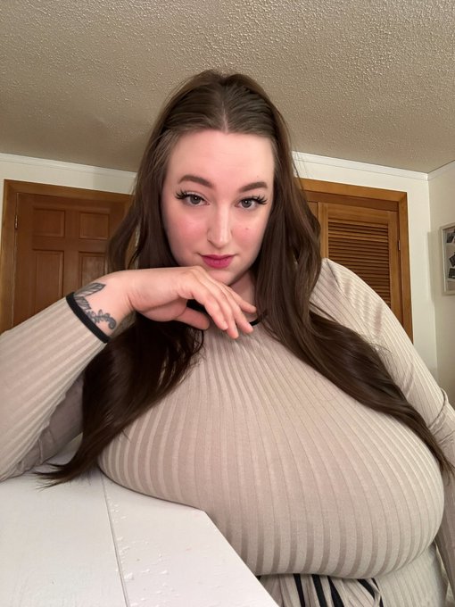 Ur new office crush 💞 https://t.co/EQHB80Te3p