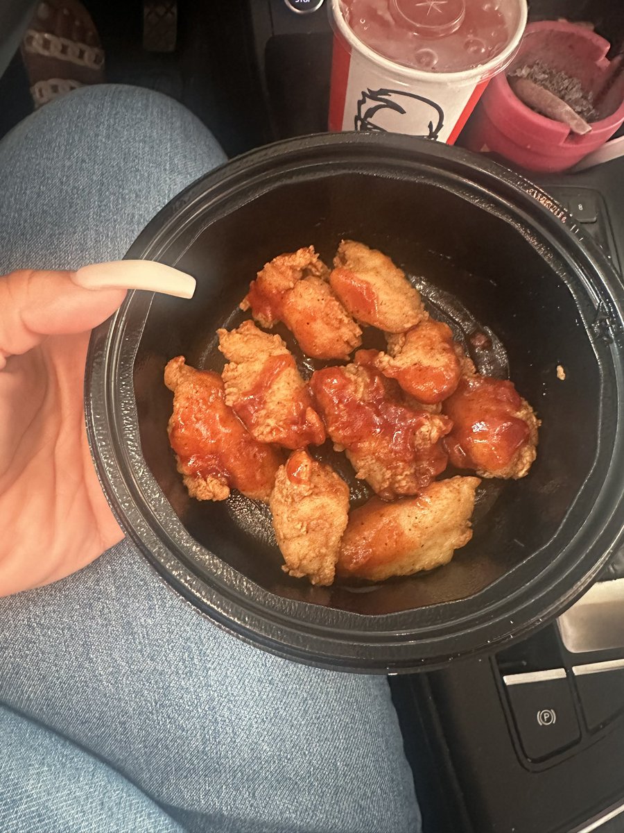 _TiffG's tweet image. Now @kfc ain’t nothing saucy about this chicken I got