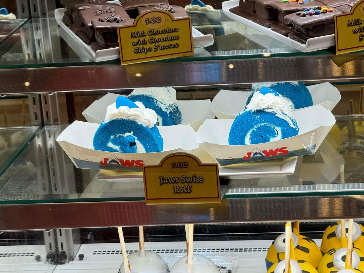 tdrexplorer's tweet photo. I learned today that Universal Studios in Florida has the Jaws Swiss Roll Cake from Universal Studios Japan. https://t.co/2ZKVQfM0Xl