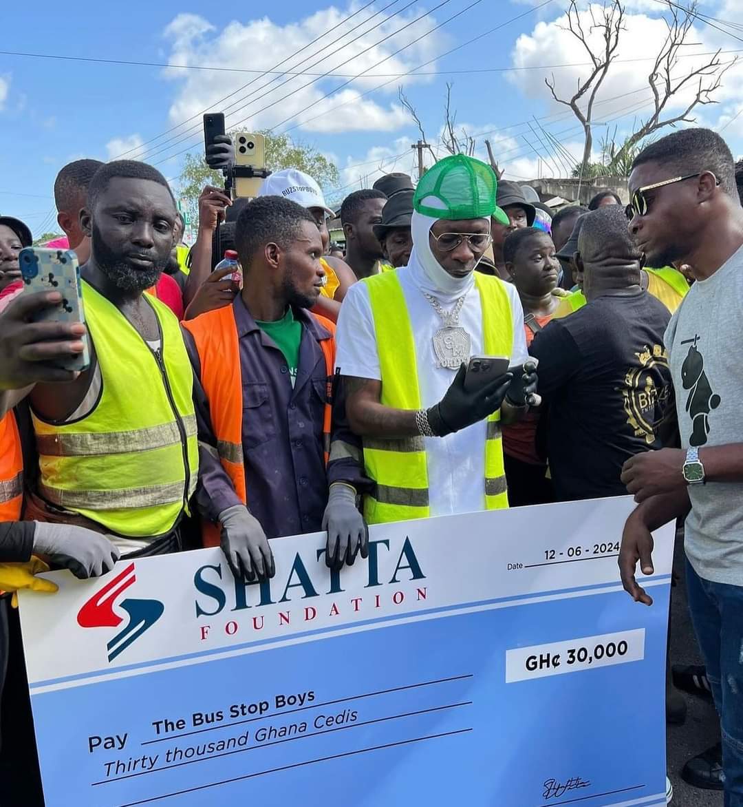 skhia_tea's tweet photo. @_shattawalenima visited The Bus Stop Boys to support them with GHC 30,000.
Well done #Shattafoundation https://t.co/u6oyHRoTmV