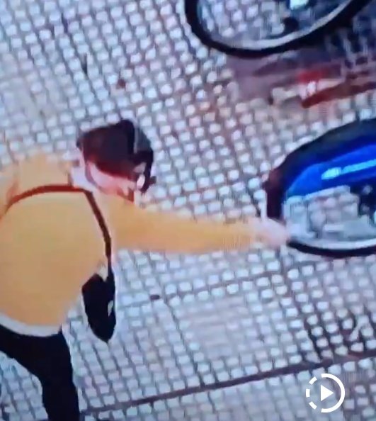 kmacandall's tweet photo. Acá prendiendo fuego a las bicis 😉👍
Acá esposada 😢😭 https://t.co/qxDPCecXEo
