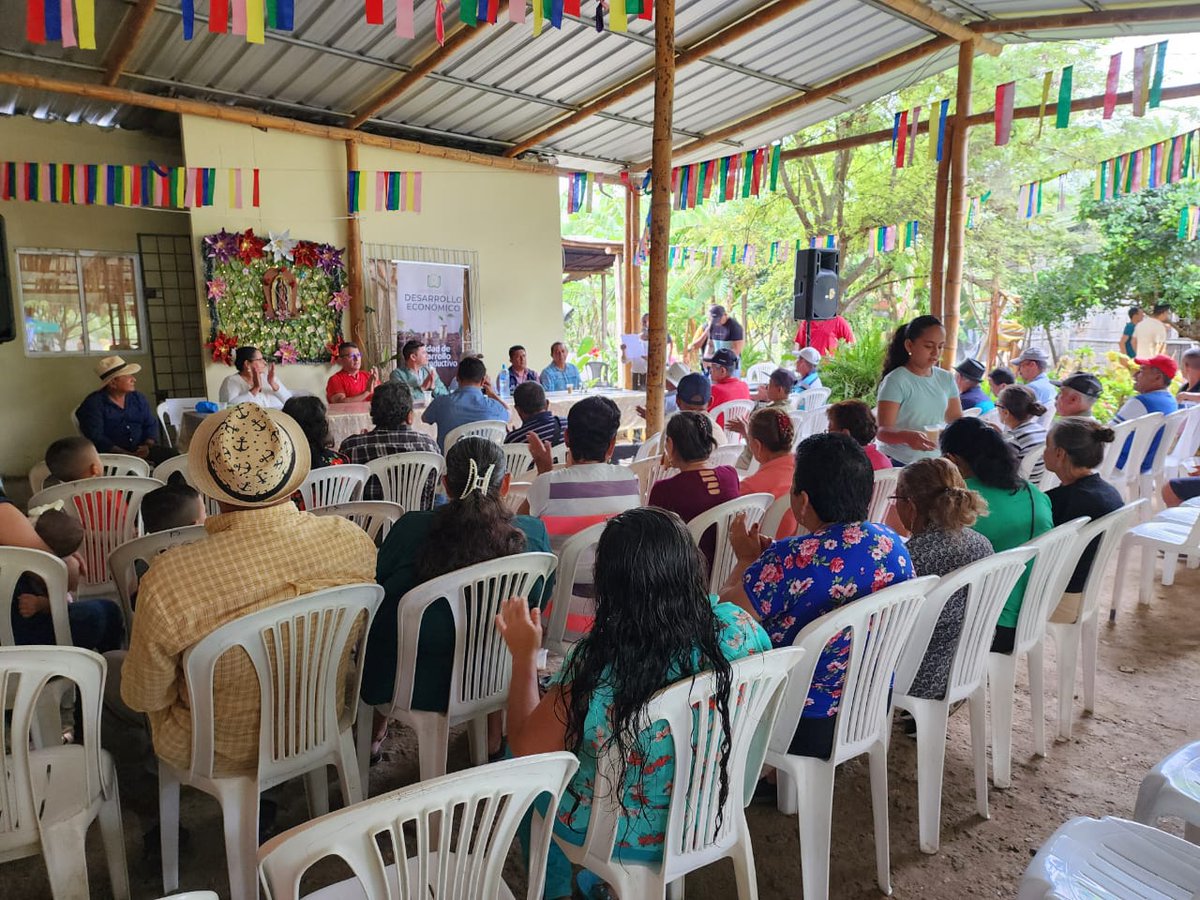 AgrocalidadZ4's tweet photo. #Manabí | Realizamos capacitación y preparación de trampas para prevención de gualpa, para prevenir anillo rojo en cultivos de coco, sector Valle Hermoso cantón Rocafuerte  
#AgrocalidadCapacita https://t.co/AgLUQLM8Jt