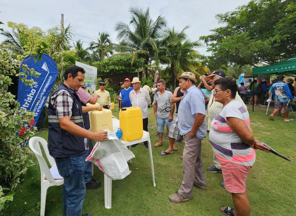 AgrocalidadZ4's tweet photo. #Manabí | Realizamos capacitación y preparación de trampas para prevención de gualpa, para prevenir anillo rojo en cultivos de coco, sector Valle Hermoso cantón Rocafuerte  
#AgrocalidadCapacita https://t.co/AgLUQLM8Jt