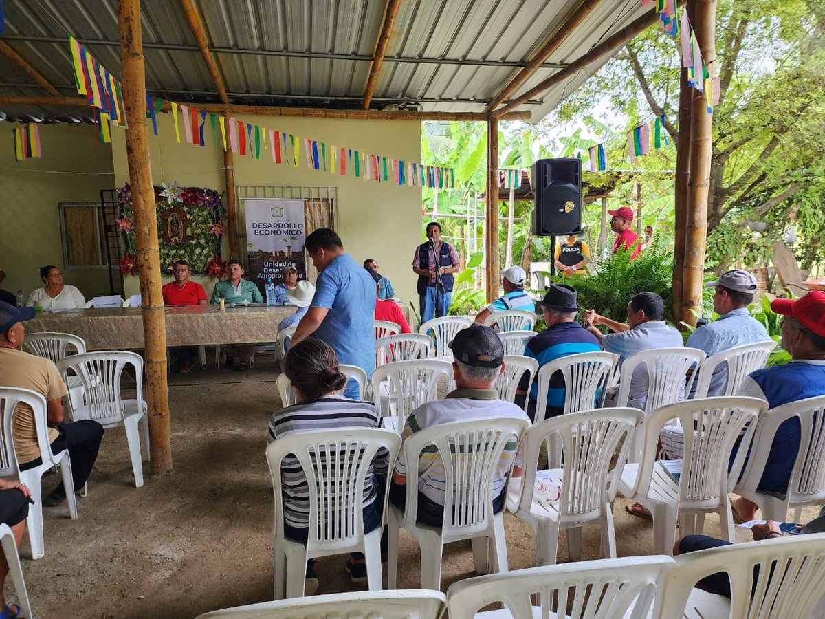 AgrocalidadZ4's tweet photo. #Manabí | Realizamos capacitación y preparación de trampas para prevención de gualpa, para prevenir anillo rojo en cultivos de coco, sector Valle Hermoso cantón Rocafuerte  
#AgrocalidadCapacita https://t.co/AgLUQLM8Jt