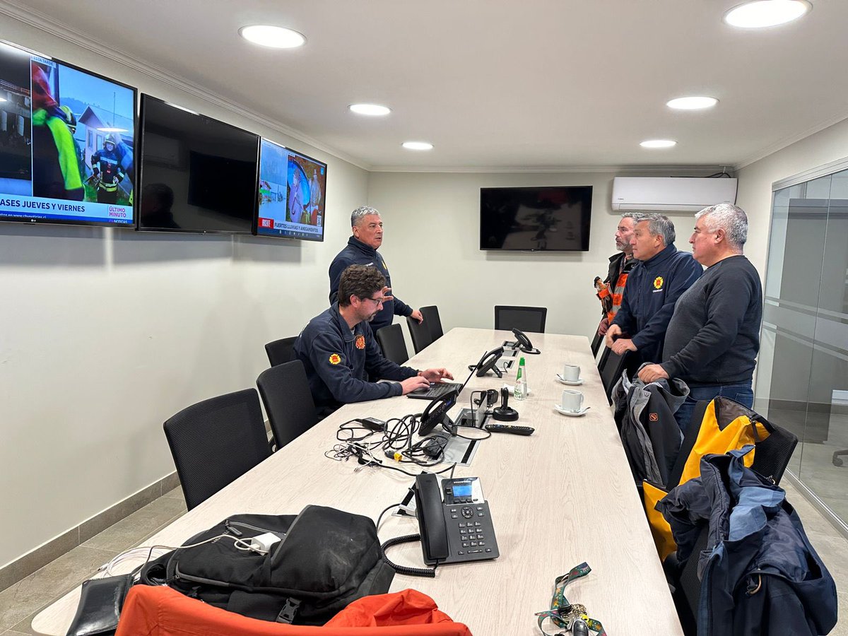 ☔️SISTEMA•FRONTAL☔️ Desde la Sala de Crisis de nuestra Central de Comunicaciones, Superintendente, Hernán Pérez y Comandante, Patricio Brito , monitorean las condiciones climáticas y estado general de la jurisdicción 

🚒Nuestras Cias y Grupo USAR se mantienen operativos🚒