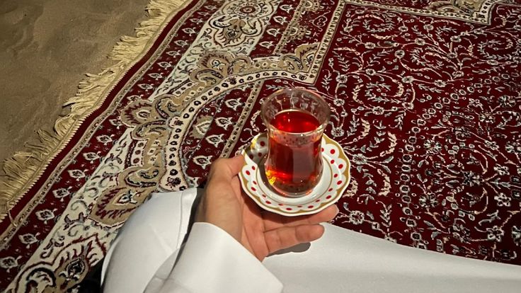 يا مُذهلة الليالي والأيام ، يا أرقّ مِن الورد .
