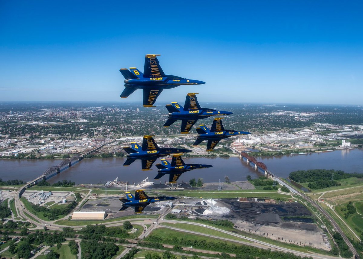 jimbowlin's tweet photo. Incredible. What an amazing service to our community this past weekend in Chesterfield. 

Thank you for your service. 

#SSD15 #Chesterfield #BlueAngels 

Photo credit: U.S. Navy Blue Angels https://t.co/vZoMdj2SIG