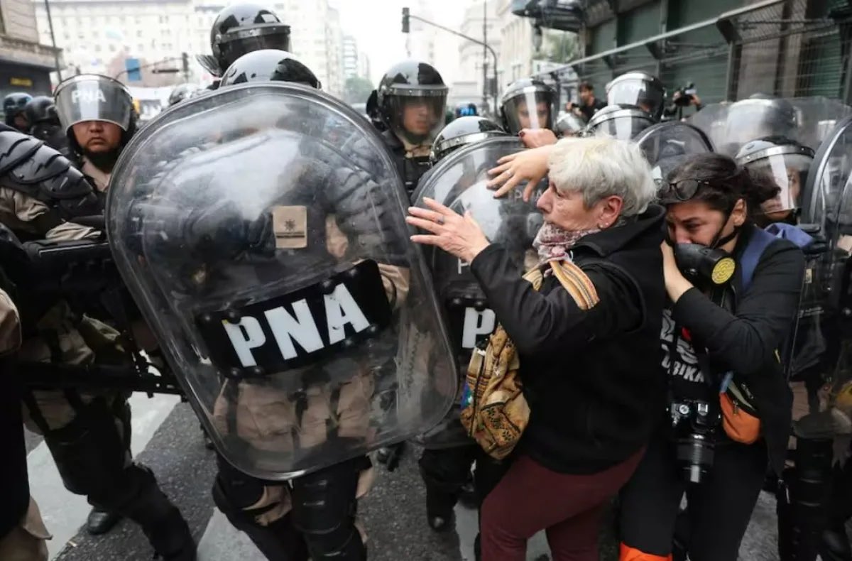 Repudiamos enérgicamente el procedimiento excesivo llevado adelante por las fuerzas de seguridad a cargo de <a href="/PatoBullrich/">Patricia Bullrich</a> , coartando la libertad de expresión del Pueblo Argentino y el derecho a la protesta.