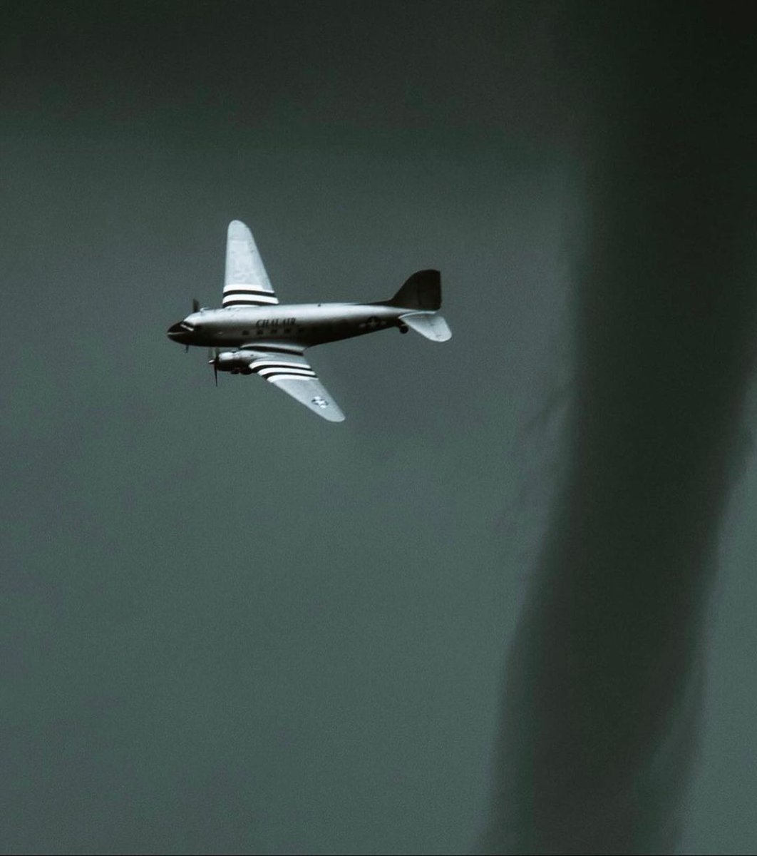 The DC-3 is a classic aircraft that’s been used for many purposes, including storm chasing due to its durability and ability to fly in diverse conditions. 

📸 cookayne