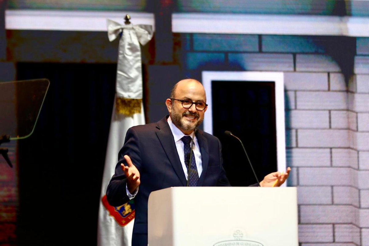 Nuestro Rector General, el Dr. #RicardoVillanueva, presentó en su #InformeUdeG los logros alcanzados por nuestra comunidad en 2023. ¡Felicidades a todas y todos los universitarios de la Red 🦁 por su arduo trabajo!  🎉