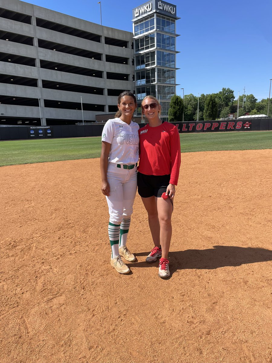 AveryLofton34's tweet photo. Thank you @AmyLTudor, @KaylaBixel and @CarmynGreenwood for having an amazing camp today! Got some good instruction and learned some new things. Always love coming back to see you guys! @FusionSB_16Nat @ryandgreenwood https://t.co/ERno5dLBiy