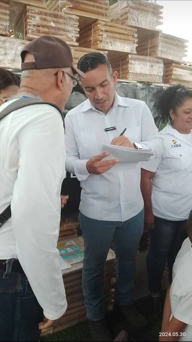 En la Foto <a href="/JosueLorcaV/">Josué Lorca Vega</a>  recibiendo denuncia sobre los Ilícitos Ambientales en #Lara estamos en la espera de repuestas desde el 30-05-2024 #RescatemosYacambu62Aniversario #NoMasCarbonEnLara  <a href="/maperezpirela/">Miguel Ángel Pérez Pirela</a> <a href="/WalterDossier/">Walter Martínez</a> <a href="/AngelPradoSP/">AngelPradoSP</a> <a href="/contrapuntovzla/">contrapunto.com</a>