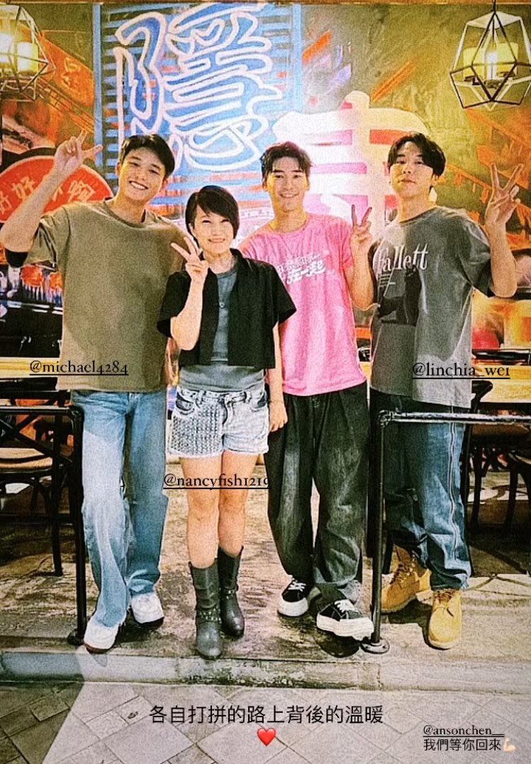 aoriaochacha's tweet photo. น้องเว่ยกับมิเชลไปงานเปิดตัวหนังของพี่ชาร์ลส์ ชาร์ลส์ลงสตอรี่แท็กคู่ของตัวเองน้องแอนสันว่า เรารอเธอกลับมา🥹😭
HIStory 4: Close to You จงเจริญ
#HIStory4ClosetoYou #history4 https://t.co/wUdztJsdLq