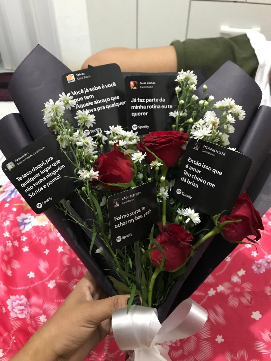 dayanesilvaaax's tweet photo. eu ganhei um buquê da Carol biazin???????? https://t.co/vEEzqK6mem
