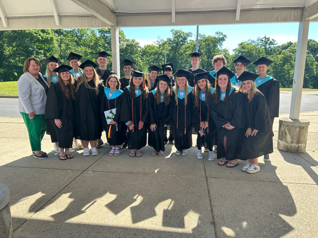 Sargent got a visit this morning from a few proud alumni! Congratulations to the 2024 NAHS graduates!! 🎓 🦈