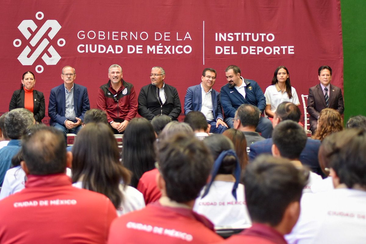 DeporteCDMX's tweet photo. 🥁🇲🇽Hoy en el INDEPORTE, nuestro Director, Lic. @julioperezdf, encabezó el “Abanderamiento de la Selección Juvenil de la CDMX”, quienes competirán en los “Juegos Deportivos Nacionales de la Educación Media Superior 2024” (JUDENEMS), de #ADDEMS / ConademsCDMX, en Puebla. https://t.co/DqSNLUYaTp