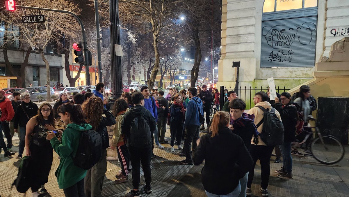 tabernaberry's tweet photo. Llega gente a 7 y 50 #Cacerolazo en La Plata https://t.co/xL7urYFUur