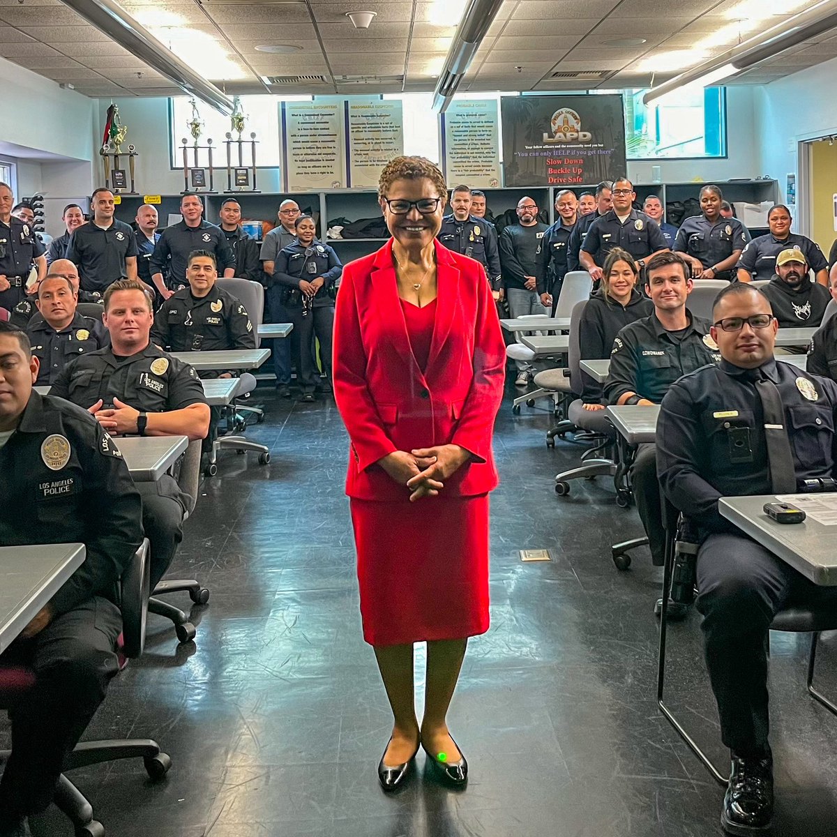 NewtonLAPD's tweet image. Today, we had the incredible honor of welcoming @mayorofla to the LAPD’s Newton Division. She joined us for our roll call and took the time to share the city’s inspiring vision for the future with our dedicated officers.

#Newton #LAPD #patrol #rollcall #TogetherWeCan #Inspire