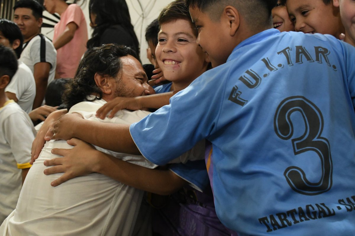 GustavoSaenzOK's tweet photo. En el marco de las celebraciones por los 100 años de nuestra querida ciudad de Tartagal, inauguramos junto al intendente, @FranquitoHB, y jóvenes tartagalenses, el Estadio del Centenario en el Complejo Polideportivo Martín Miguel de Güemes (+) https://t.co/AkYBcth6a8