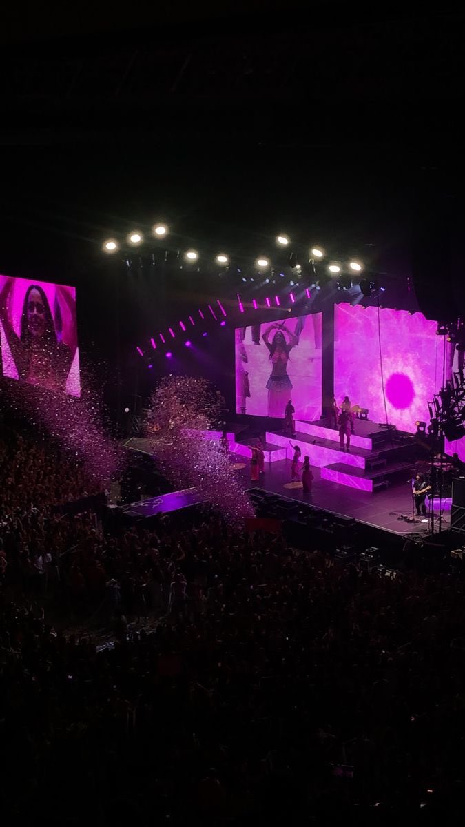 tinismysun's tweet photo. tal vez endeudarme con un show de tini es lo que le falta a mi vida para motivarme https://t.co/v7GvTrZuR6