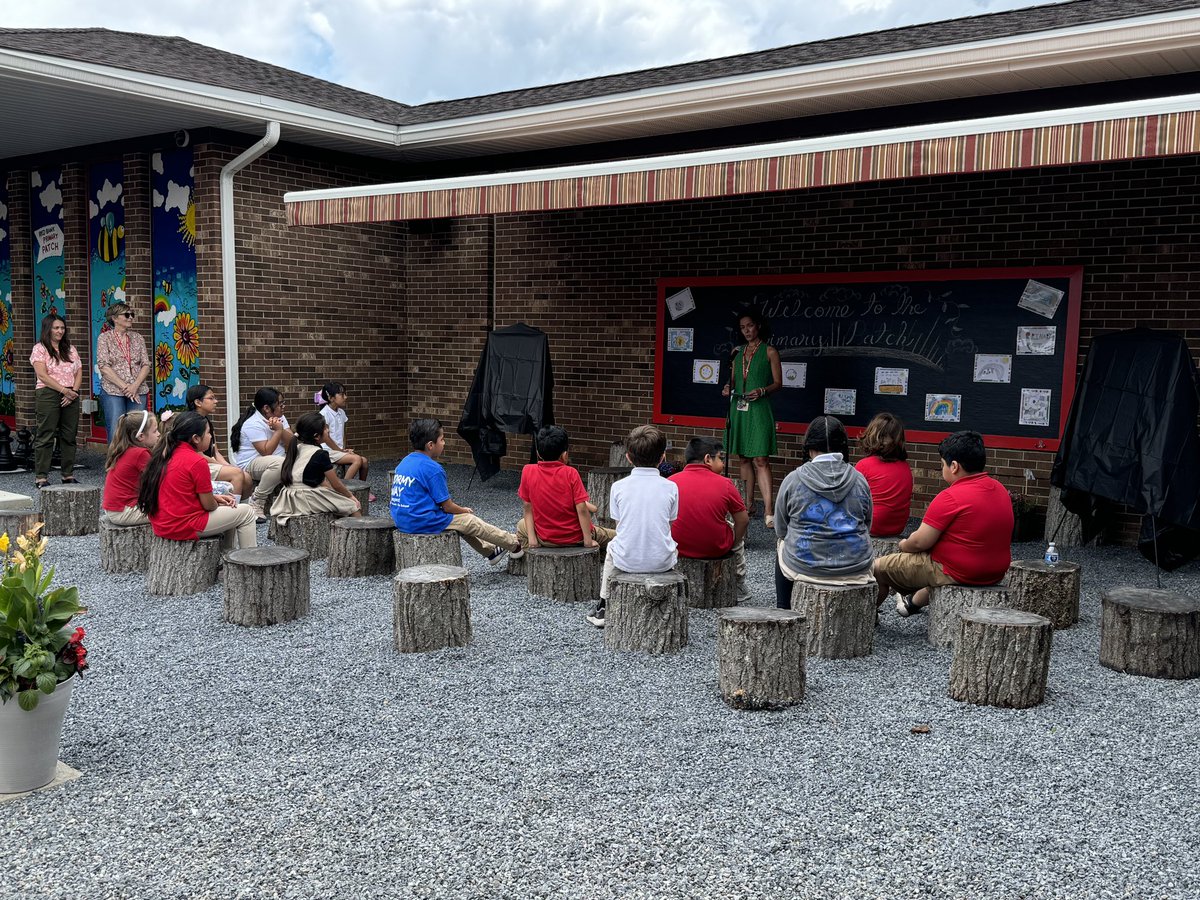 KateRBPS's tweet photo. The #PrimaryPatch is so special because of the community it creates and represents. What a special event to honor all the work done so far, by teachers, students, and community members. 🫶🏼🌱 @NurseReardon @MrsDenaRusso @rbpsEAGLES #RBBisBIA https://t.co/3pFs2CCZC7
