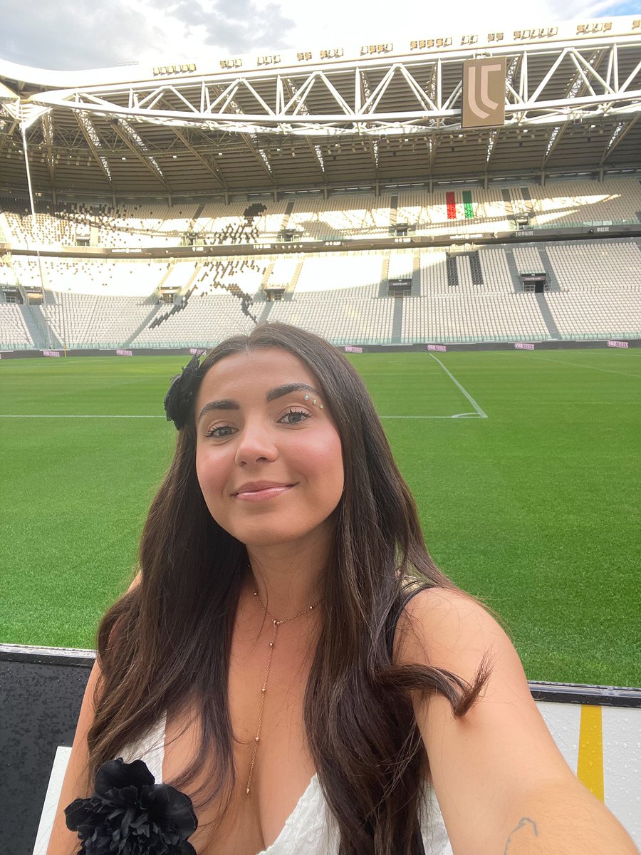 ElenaNicolosi9's tweet photo. Una serata da sogno 🤍🖤 #J1897Day @juventusfc @Trezegoldavid https://t.co/EtTuEbu9vH