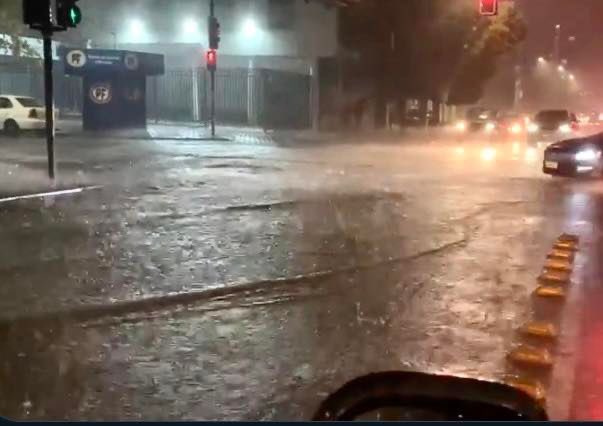 RADIOPALOMAFM's tweet photo. Lluvia intensa en el centro de Talca. 
Envíanos tu reporte al 𝗪𝗵𝗮𝘁𝘀𝗔𝗽𝗽 𝗱𝗲 𝗿𝗮𝗱𝗶𝗼 𝗣𝗮𝗹𝗼𝗺𝗮  
+𝟱𝟲 𝟵 𝟱𝟭𝟳𝟴 𝟰𝟴𝟬𝟵
𝗬 𝗻𝘂𝗲𝘀𝘁𝗿𝗼𝘀 𝘁𝗲𝗹𝗲́𝗳𝗼𝗻𝗼𝘀 𝘀𝗼𝗻 𝗲𝗹 𝟳𝟭𝟮𝟮𝟭𝟲𝟳𝟬𝟭-𝟳𝟭𝟮𝟮𝟭𝟲𝟳𝟬𝟮-𝟳𝟭𝟮𝟮𝟭𝟲𝟳𝟬𝟯 https://t.co/9rVTm2iosH