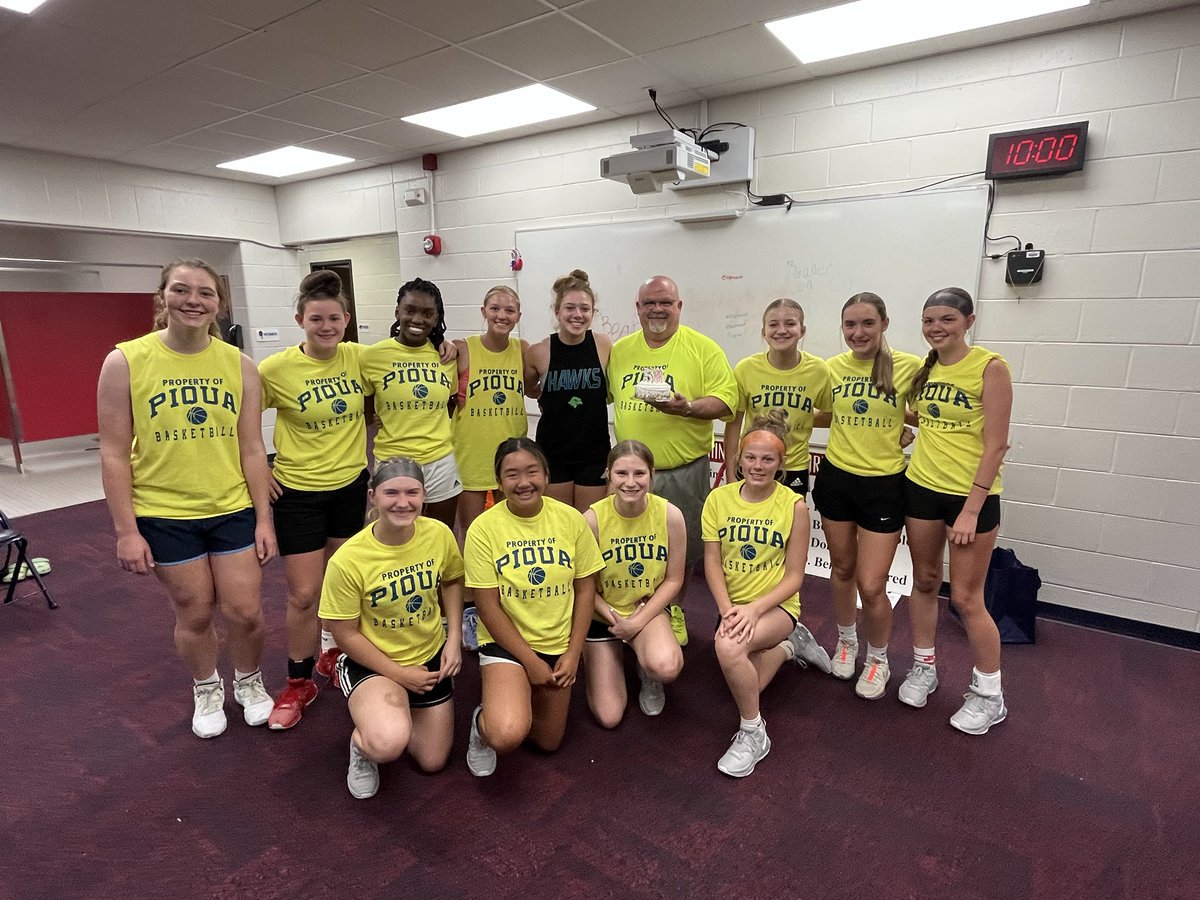 PiquaGirlsHoops's tweet photo. This bunch of girls are a joy to coach! They had a birthday cake for me today at our scrimmage and sang B-Day song! It sounded real good! ❤️ this group!
#58isGreat https://t.co/OGyJfgo0ky